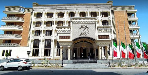 در این تصویر هتل امیر کبیر را مشاهده میکنید که یکی از بهترین هتل های کیش با قیمت مناسب جزیره است